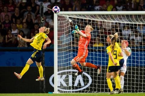 190624 Goalkeeper Hedvig Lindahl of Sweden saves during the FIFA WomenÂ s World Cup round of sixteen match between Sweden and Canada on June 24, 2019 in Paris. Photo: Simon Hastegard Bildbyran Kod SH 180086 bbeng fotboll football fotball soccer dam women kvinner frankrike france vm vm 2019 verdensmesterskap världsmästerskap fifa women s world cup 2019 world cup attondelsfinal knockout stage canada kanada sverige sweden Copyright: SIMONxHASTEGARD BB190624SH083