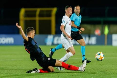 Serravalle, San Marino, 24.06.2019, UEFA U-21 Europameisterschaft Italien 2019, Gruppenphase, Gruppe C, Kroatien - England, Nikola Katic (CRO) und Phil Foden (GBR) im Zweikampf ( Defodi-01048-184155