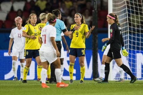 190624 Referee Kate Jacewicz and Kosovare Asllani of Sweden during the FIFA WomenÂ s World Cup round of sixteen match between Sweden and Canada on June 24, 2019 in Paris. Photo: Simon Hastegard Bildbyran Kod SH 180086 bbeng fotboll football fotball soccer dam women kvinner frankrike france vm vm 2019 verdensmesterskap världsmästerskap fifa women s world cup 2019 world cup attondelsfinal knockout stage canada kanada sverige sweden Copyright: SIMONxHASTEGARD BB190624SH109
