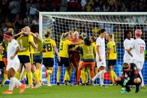 190624 Players of Sweden celebrates winning during the FIFA WomenÂ s World Cup round of sixteen match between Sweden and Canada on June 24, 2019 in Paris. Photo: Simon Hastegard Bildbyran Kod SH 180086 bbeng fotboll football fotball soccer dam women kvinner frankrike france vm vm 2019 verdensmesterskap världsmästerskap fifa women s world cup 2019 world cup attondelsfinal knockout stage canada kanada sverige sweden jubel celelbration Copyright: SIMONxHASTEGARD BB190624SH111