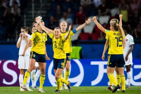 190624 Linda Sembrant, Hanna Glas and Caroline Seger of Sweden celebrates winning during the FIFA WomenÂ s World Cup round of sixteen match between Sweden and Canada on June 24, 2019 in Paris. Photo: Simon Hastegard Bildbyran Kod SH 180086 bbeng fotboll football fotball soccer dam women kvinner frankrike france vm vm 2019 verdensmesterskap världsmästerskap fifa women s world cup 2019 world cup attondelsfinal knockout stage canada kanada sverige sweden jubel celelbration Copyright: SIMONxHASTEGARD BB190624SH113