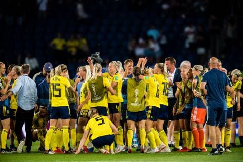 190624 Players of Sweden celebrates winning during the FIFA WomenÂ s World Cup round of sixteen match between Sweden and Canada on June 24, 2019 in Paris. Photo: Simon Hastegard Bildbyran Kod SH 180086 bbeng fotboll football fotball soccer dam women kvinner frankrike france vm vm 2019 verdensmesterskap världsmästerskap fifa women s world cup 2019 world cup attondelsfinal knockout stage canada kanada sverige sweden jubel celelbration Copyright: SIMONxHASTEGARD BB190624SH117