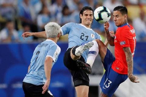 Uruguay s Edinson Cavani (C) vies for the ball with Chile s Erick Pulgar during the Copa America 2019 Group C soccer match between Chile and Uruguay, at the Maracana Stadium in Rio de Janeiro, Brazil, 24 June 2019. Chile vs. Uruguay !ACHTUNG: NUR REDAKTIONELLE NUTZUNG!  Copyright: xAntonioxLacerdax SCA1747 20190625-636970217126500437