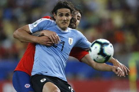 Futbol, Chile vs Uruguay Copa America 2019 El jugador de la selecciones chilena Guillermo Maripan, derecha, disputa el balon con Edinson Cavani de Uruguay durante el partido del grupo C de la Copa America realizado en el estadio Maracana de Rio de Janeiro, Brasil. 24 06 2019 Andres Pina Photosport Football, Chile vs Uruguay Copa America Championship 2019 Chile s player Guillermo Maripan, right, battles for the ball against Edinson Cavani of Uruguay during the group C match of the Copa America Championship held at the Maracana stadium in Rio de Janeiro, Brazil. 24 06 2019 Andres Pina Photosport Chile vs Uruguay, Copa America 2019 