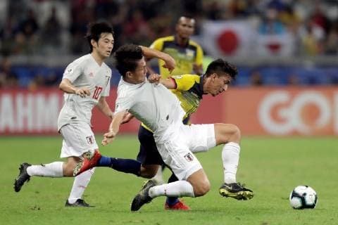 Ecuador s Angel Mena (back) vies for the ball with Japan s Daiki Suga (front) during the Copa America 2019 Group C soccer match between Ecuador and Japan, at Mineirao Stadium in Belo Horizonte, Brazil, 24 June 2019. Ecuador vs. Japan !ACHTUNG: NUR REDAKTIONELLE NUTZUNG!  Copyright: xFernandoxBizerrax SCA1887 20190625-636970256367661660