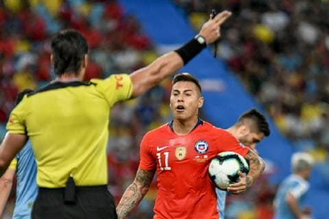 Chile x Uruguay RIO DE JANEIRO, RJ - 24.06.2019: CHILE X URUGUAY - Vargas complains with referee Raphael Claus during a match between Chile and Uruguay, valid for the group stage of the Copa America 2019, held this Monday (24) at the Maracanã Stadium in Rio de Janeiro, RJ. (Photo: Nayra Halm Fotoarena) x1752518x  NayraxHalm