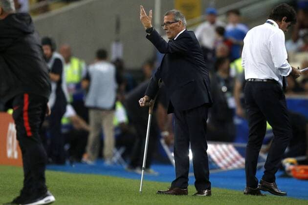Futbol, Chile vs Uruguay Copa America 2019 El entrenador de la seleccion uruguaya Oscar Washington Tabarez da instrucciones a sus jugadores durante el partido del grupo C de la Copa America contra Chile disputado en el estadio Maracana de Rio de Janeiro, Brasil. 24 06 2019 Andres Pina Photosport Football, Chile vs Uruguay Copa America Championship 2019 Uruguay s manager Oscar Washington Tabarez instructs his players during the group C match of the Copa America Championship against Chile held at the Maracana stadium in Rio de Janeiro, Brazil. 24 06 2019 Andres Pina Photosport Chile vs Uruguay, Copa America 2019 