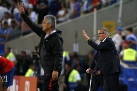 Futbol, Chile vs Uruguay Copa America 2019 El entrenador de la seleccion uruguaya Oscar Washington Tabarez da instrucciones a sus jugadores durante el partido del grupo C de la Copa America contra Chile disputado en el estadio Maracana de Rio de Janeiro, Brasil. 24 06 2019 Andres Pina Photosport Football, Chile vs Uruguay Copa America Championship 2019 Uruguay s manager Oscar Washington Tabarez instructs his players during the group C match of the Copa America Championship against Chile held at the Maracana stadium in Rio de Janeiro, Brazil. 24 06 2019 Andres Pina Photosport Chile vs Uruguay, Copa America 2019 