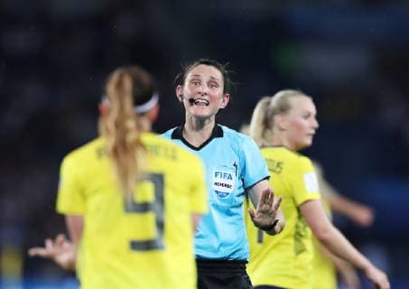 (190625) -- PARIS, June 25, 2019 -- Kosovare Asllani (L) of Sweden argues with Australian referee Kate Jacewicz during the round of 16 match between Sweden and Canada at the 2019 FIFA Women s World Cup in Parc des Princes in Paris, France, June 24, 2019. Sweden won 1-0. ) (SP)FRANCE-PARIS-FIFA WOMEN S WORLD CUP-ROUND OF 16-SWE VS CAN GaoxJing 