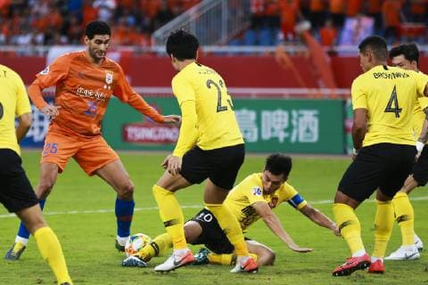 JINAN, CHINA - JUNE 25: Marouane Fellaini 25 of Shandong Luneng and Zheng Zhi 10 of Guangzhou Evergrande compete for the ball during the AFC Champions League Round of 16 2nd Leg match between Shandong Luneng and Guangzhou Evergrande at Jinan Olympic Sports Center Stadium on June 25, 2019 in Jinan, Shandong Province of China.  Copyright: xVCGx CFP111222836668 