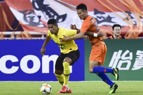 JINAN, CHINA - JUNE 25: Tyias Browning 4 of Guangzhou Evergrande controls the ball during the AFC Champions League Round of 16 2nd Leg match between Shandong Luneng and Guangzhou Evergrande at Jinan Olympic Sports Center Stadium on June 25, 2019 in Jinan, Shandong Province of China.  Copyright: xVCGx CFP111222842785 