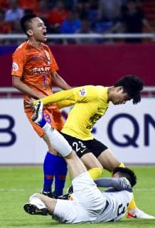 JINAN, CHINA - JUNE 25: Zhang Chi 13 of Shandong Luneng and Park Ji-Soo 23 of Guangzhou Evergrande compete for the ball during the AFC Champions League Round of 16 2nd Leg match between Shandong Luneng and Guangzhou Evergrande at Jinan Olympic Sports Center Stadium on June 25, 2019 in Jinan, Shandong Province of China.  Copyright: xVCGx CFP111222842794 