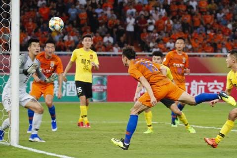 JINAN, CHINA - JUNE 25: Zhou Haibin 18 of Shandong Luneng heads the ball during the AFC Champions League Round of 16 2nd Leg match between Shandong Luneng and Guangzhou Evergrande at Jinan Olympic Sports Center Stadium on June 25, 2019 in Jinan, Shandong Province of China.  Copyright: xVCGx CFP111222844644 
