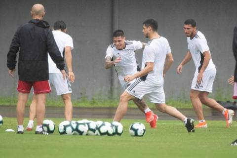 Paraguay s national soccer team players Juan Iturbe (2R) and Federico Santander (2L) attend a training session at the Pituacu stadium, in Salvador Bahia, Brazil, 25 June 2019. Paraguay is preparing to face Brazil next Thursday for the quarterfinals of the Copa America. Paraguay training in the Copa America !ACHTUNG: NUR REDAKTIONELLE NUTZUNG!  Copyright: xJoédsonxAlvesx COPAME1696 20190625-636970869275939222