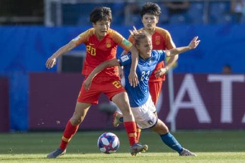 Valentina Cernoia (Italy) Zhang Rui (China) during the FIFA Women s World Cup France 2019 Round of 16 match between Italy 2-0 China at Stade de la Mosson in Montpellier, France, June25, 2019. Noxthirdxpartyxsales  (106679689)
