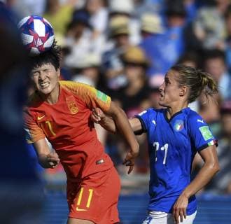 (190626) -- MONTPELLIER, June 26, 2019 -- Wang Shanshan (L) of China competes during the round of 16 match between China and Italy at the 2019 FIFA Women s World Cup in Montpellier, France, June 25, 2019. China lost 0-2. ) (SP)FRANCE-MONTPELLIER-2019 FIFA WOMEN S WORLD CUP-ROUND OF 16-CHN VS ITA MaoxSiqian 