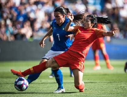 (190626) -- MONTPELLIER, June 26, 2019 -- Gu Yasha (R) of China vies with Alia Guagni of Italy during the round of 16 match between China and Italy at the 2019 FIFA Women s World Cup in Montpellier, France, June 25, 2019. China lost 0-2. ) (SP)FRANCE-MONTPELLIER-2019 FIFA WOMEN S WORLD CUP-ROUND OF 16-CHN VS ITA XiaoxYijiu 