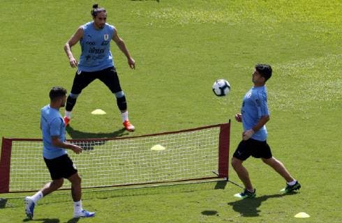Uruguay s national soccer team players Giorgian De Arrascaeta (L), Martin Caceres (C) and Luis Suárez (R) participate in a training session in Salvador, Brazil, 26 June 2019. Uruguay will face Peru as part of Copa America 2019 quarters final on 29 June 2019. Uruguay s national soccer team training session !ACHTUNG: NUR REDAKTIONELLE NUTZUNG!  Copyright: xMauricioxDuenasxCastanedax COPAME1807 20190626-636971724422905353