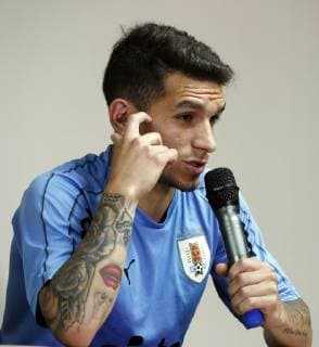 Uruguay s national soccer team player Lucas Torreira (L) delivers a press conference, PK, Pressekonferenz in Salvador, Brazil, 26 June 2019. Uruguay s national soccer team press conference !ACHTUNG: NUR REDAKTIONELLE NUTZUNG!  Copyright: xMauricioxDuenasxCastanedax COPAME1854 20190626-636971763167866318