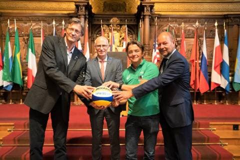 Bürgermeister Dr. Peter Tschentscher empfängt zum Auftakt der Beachvolleyball-WM in Hamburg rund 250 Spielerinnen und Spieler im Rathaus - Rene Hecht, Präsident des Deutschen Volleyball Verbandes (DVV) (ganz links), Dr. Peter Tschentscher, Erster Bürgermeister Hamburg (2.v.l.), Hannes Jagerhofer, CEO der Beach Major GmbH (3.v.l.) Bürgermeister Dr. Peter Tschentscher empfängt zum Auftakt der Beachvolleyball-WM in Hamburg rund 250 Spielerinnen und Spieler im Rathaus -, Hamburg Hamburg Deutschland Rathaus