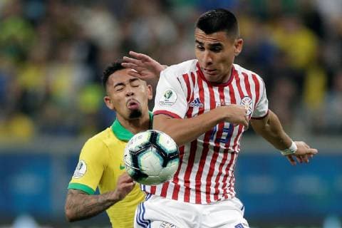 Paraguayan Junior Ignacio Alonso (R) vies for the ball with Brazilian Gabriel Jesus (L), during the Copa America 2019 quarter-finals soccer match between Brazil and Paraguay, at Arena do Gremio Stadium in Porto Alegre, Brazil, 27 June 2019. Brazil vs. Paraguay !ACHTUNG: NUR REDAKTIONELLE NUTZUNG!  Copyright: xJuanxIgnacioxRoncoronix SCA1954 20190628-636972868859190240