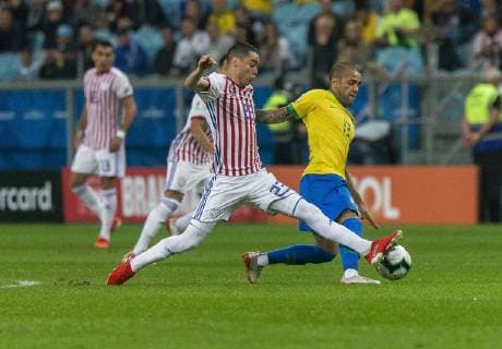 Brazil vs Paraguay PORTO ALEGRE, RS - 27.06.2019: BRAZIL VS PARAGUAY - Dani Alves is bidding during the match between Brazil and Paraguay, valid for the quarterfinals of the Copa América 2019, held this Thursday (27th) at the Grêmio Arena in Porto Alegre, RS. (Photo: Raul Pereira Fotoarena) x1754117x  RaulxPereira