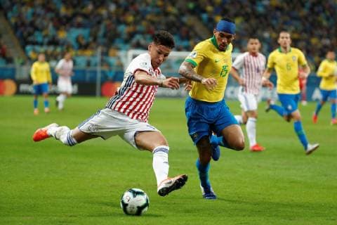 Paraguayan Hernan Perez (L) vies for the ball with Brazilian Marques Allan (R), during the Copa America 2019 quarter-finals soccer match between Brazil and Paraguay, at Arena do Gremio Stadium in Porto Alegre, Brazil, 27 June 2019. Brazil vs. Paraguay !ACHTUNG: NUR REDAKTIONELLE NUTZUNG!  Copyright: xJosexMendezx SCA1975 20190628-636972876402687918