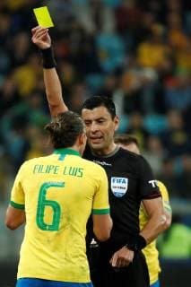 The referee shows a yellow card to Filipe Luis, during the Copa America 2019 quarter-finals soccer match between Brazil and Paraguay, at Arena do Gremio Stadium in Porto Alegre, Brazil, 27 June 2019. Brazil vs. Paraguay !ACHTUNG: NUR REDAKTIONELLE NUTZUNG!  Copyright: xJosexMendezx SCA19129 20190628-636972909669411928