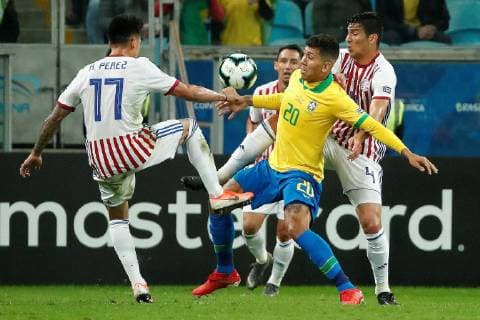 Brazilian Roberto Firmino (R) vies for the ball with Paraguayan Hernan Perez (L), during the Copa America 2019 quarter-finals soccer match between Brazil and Paraguay, at Arena do Gremio Stadium in Porto Alegre, Brazil, 27 June 2019. Brazil vs. Paraguay !ACHTUNG: NUR REDAKTIONELLE NUTZUNG!  Copyright: xJosexMendezx SCA19130 20190628-636972910286608673
