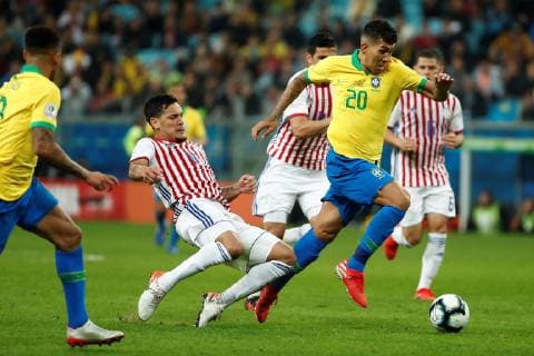 Paraguayan Gustavo Gomez (C-L) in action against Brazilian Roberto Firmino (C-R), during the Copa America 2019 quarter-finals soccer match between Brazil and Paraguay, at Arena do Gremio Stadium in Porto Alegre, Brazil, 27 June 2019. Brazil vs. Paraguay !ACHTUNG: NUR REDAKTIONELLE NUTZUNG!  Copyright: xJosexMendezx SCA19139 20190628-636972915840905948