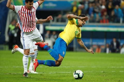 Brazilian Roberto Firmino (R) in action against Paraguayan Fabian Balbuena (L), during the Copa America 2019 quarter-finals soccer match between Brazil and Paraguay, at Arena do Gremio Stadium in Porto Alegre, Brazil, 27 June 2019. Brazil vs. Paraguay !ACHTUNG: NUR REDAKTIONELLE NUTZUNG!  Copyright: xJosexMendezx SCA19142 20190628-636972917084274878