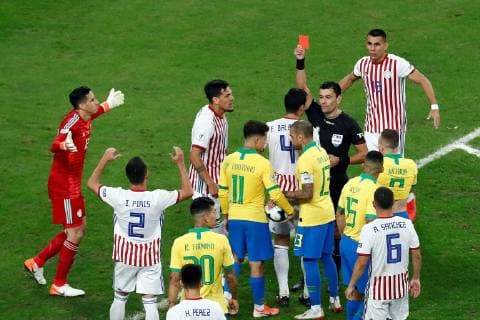 Chilean referee shows a red card to Paraguayan Fabian Balbuena, during the Copa America 2019 quarter-finals soccer match between Brazil and Paraguay, at Arena do Gremio Stadium in Porto Alegre, Brazil, 27 June 2019. Brazil vs. Paraguay !ACHTUNG: NUR REDAKTIONELLE NUTZUNG!  Copyright: xSebastiaoxMoreirax SCA19150 20190628-636972920900643605