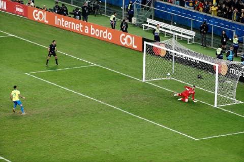 Brazil s Gabriel Jesus (L) scores during the serie of penalties at the Copa America 2019 quarter-finals soccer match between Brazil and Paraguay, at Arena do Gremio Stadium in Porto Alegre, Brazil, 27 June 2019. Brazil vs. Paraguay !ACHTUNG: NUR REDAKTIONELLE NUTZUNG!  Copyright: xSebastiaoxMoreirax SCA19236 20190628-636972962823204123