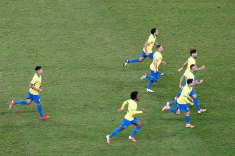 Brazil s players celebrate after the Copa America 2019 quarter-finals soccer match between Brazil and Paraguay, at Arena do Gremio Stadium in Porto Alegre, Brazil, 27 June 2019. Brazil vs. Paraguay !ACHTUNG: NUR REDAKTIONELLE NUTZUNG!  Copyright: xSebastiaoxMoreirax SCA19238 20190628-636972962883205338