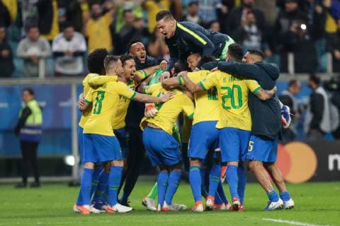 Fußball, Copa America, Brasilien - Paraguay (190628) -- PORTO ALEGRE, June 28, 2019 (Xinhua) -- Brazil s players celebrate after winning the Copa America 2019 quarterfinal match between Brazil and Paraguay in Porto Alegre, Brazil, on June 27, 2019. Brazil won 4-3 in penalty shoot-out. (Xinhua Francisco Canedo) (SP)BRAZIL-PORTO ALEGRE-FOOTBALL-COPA AMERICA-QUARTERFINAL-BRA VS PAR 