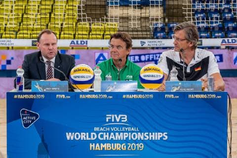 FIVB Beach volleyball, Beachvolleyball World Championships Hamburg 2019; 28.06.2019 Andy Grote (Senator fuer Inneres und , Hannes Jagerhofer (CEO Major Series), Rene Hecht (DVV Präsident); FIVB Beach Volleyball World Championships Hamburg 2019 am 28.06.2019, Hamburg.