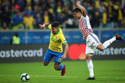 FuÃŸball, Copa America, Brasilien - Paraguay 27th June 2019, Arena do Gremio stadium, Porto Alegre, Brazil; Copa America international football, quarter finals, Brazil versus Paraguay; Roberto Firmino of Brazil brought down by Fabi& xe1;n Balbuena of Paraguay  ActionPlus12148580 HeulerxAndrey