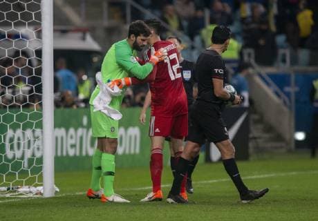 Fußball, Copa America, Brasilien - Paraguay Brazil vs Paraguay PORTO ALEGRE, RS - 28.06.2019: BRAZIL VS PARAGUAY - Alisson and Gatito Fernandez during the match between Brazil and Paraguay, valid for the quarterfinals of the Copa América 2019, held this Thursday (27th) at the Grêmio Arena in Porto Alegre, RS. (Photo: Raul Pereira Fotoarena) x1754373x  RaulxPereira
