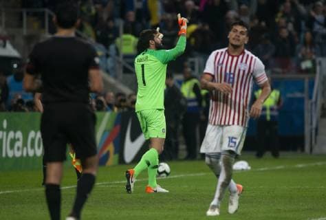 Fußball, Copa America, Brasilien - Paraguay Brazil vs Paraguay PORTO ALEGRE, RS - 28.06.2019: BRAZIL VS PARAGUAY - Alisson performs defense during penalty kicks in the match between Brazil and Paraguay, valid for the quarterfinals of the Copa America 2019, held this Thursday (27) at the Arena of Grêmio in Porto Alegre, RS. (Photo: Raul Pereira Fotoarena) x1754376x  RaulxPereira