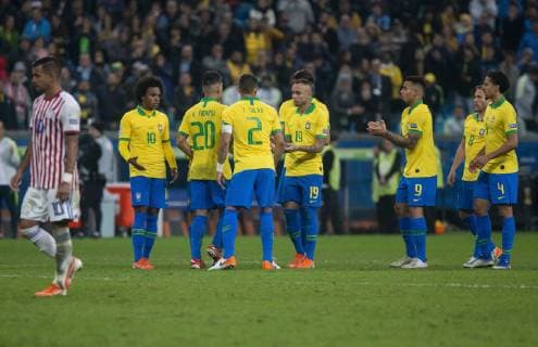Fußball, Copa America, Brasilien - Paraguay Brazil vs Paraguay PORTO ALEGRE, RS - 28.06.2019: BRAZIL VS PARAGUAY - Players support Firmino after losing the penalty during the match between Brazil and Paraguay, valid for the quarterfinals of the Copa América 2019, held this Thursday (27) at the Arena of Grêmio in Porto Alegre, RS. (Photo: Raul Pereira Fotoarena) x1754381x  RaulxPereira