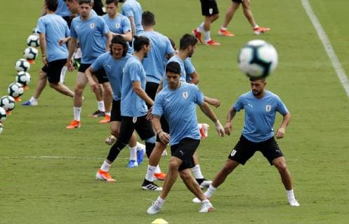 Fußball, Copa America, Nationalteam Uruguay Training Uruguay s national soccer team players Luis Suarez (C) and Giorgian De Arrascaeta (R) attend a training session at the Barradaostadium, in Salvador, Brazil, 28 June 2019. Uruguay will face tomorrow against Peru in the Copa America quarter finals. Uruguay training in the Copa America !ACHTUNG: NUR REDAKTIONELLE NUTZUNG!  Copyright: xMauricioxDuenasxCastanedax COPAME2125 20190628-636973424284202660