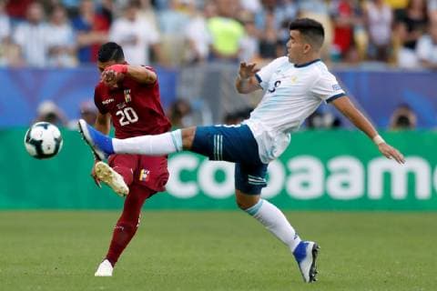 Sport Bilder des Tages Venezuelan Ronald Hernandez (i) vies for the ball with Argentinian Marcos Acuna (R) during the Copa America 2019 quarter-finals soccer match between Venezuela and Argentina, at Maracana Stadium in Rio de Janeiro, Brazil, 28 June 2019. Venezuela vs. Argentina !ACHTUNG: NUR REDAKTIONELLE NUTZUNG!  Copyright: xAntonioxLacerdax SCA2143 20190628-636973531333846906
