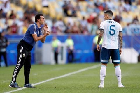 Fußball, Copa America, Venezuela - Argentinien Argentinian head coach Lionel Scaloni gives instructions to player Leandro Paredes during the Copa America 2019 quarter-finals soccer match between Venezuela and Argentina, at Maracana Stadium in Rio de Janeiro, Brazil, 28 June 2019. Venezuela vs. Argentina !ACHTUNG: NUR REDAKTIONELLE NUTZUNG!  Copyright: xAntonioxLacerdax SCA2155 20190628-636973537208380759