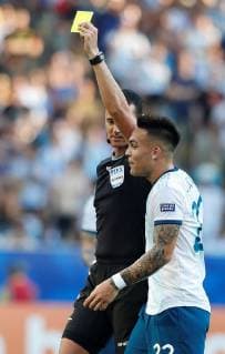 Fußball, Copa America, Venezuela - Argentinien Colombian referee Wilmar Roldan (L) books with the yellow card to Argentinian Lautaro Martinez (R), during the Copa America 2019 quarter-finals soccer match between Venezuela and Argentina, at Maracana Stadium in Rio de Janeiro, Brazil, 28 June 2019. Venezuela vs. Argentina !ACHTUNG: NUR REDAKTIONELLE NUTZUNG!  Copyright: xFernandoxMaiax SCA2164 20190628-636973542457030461
