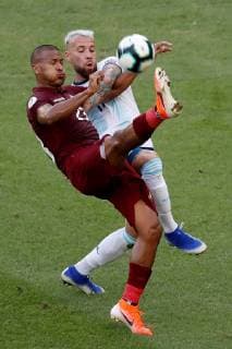 Fußball, Copa America, Venezuela - Argentinien Venezuelan Salomon Rondon (L) vies for the ball with Argentinian defender Nicolas Otamendi (R) during the Copa America 2019 quarter-finals soccer match between Venezuela and Argentina, at Maracana Stadium in Rio de Janeiro, Brazil, 28 June 2019. Venezuela vs. Argentina !ACHTUNG: NUR REDAKTIONELLE NUTZUNG!  Copyright: xJulioxCesarxGuimaraesx SCA2170 20190628-636973545166839863
