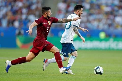 Fußball, Copa America, Venezuela - Argentinien Venezuelan Junior Moreno (L) challenges to Argentinian Lionel Messi (R) during the Copa America 2019 quarter-finals soccer match between Venezuela and Argentina, at Maracana Stadium in Rio de Janeiro, Brazil, 28 June 2019. Venezuela vs. Argentina !ACHTUNG: NUR REDAKTIONELLE NUTZUNG!  Copyright: xFernandoxMaiax SCA2173 20190628-636973547114478580