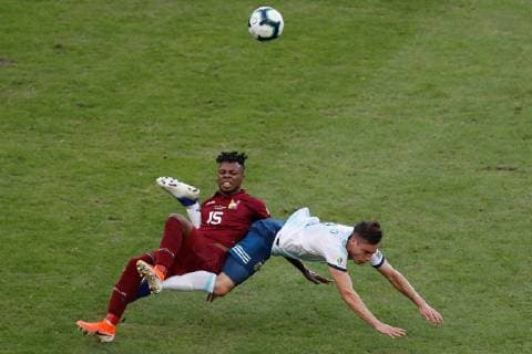 Fußball, Copa America, Venezuela - Argentinien Venezuelan Jhon Murillo (L) vies for the ball with Nicolas Tagliafico (R), during the Copa America 2019 quarter-finals soccer match between Venezuela and Argentina, at Maracana Stadium in Rio de Janeiro, Brazil, 28 June 2019. Venezuela vs. Argentina !ACHTUNG: NUR REDAKTIONELLE NUTZUNG!  Copyright: xJulioxCesarxGuimaraesx SCA2176 20190628-636973549662040946