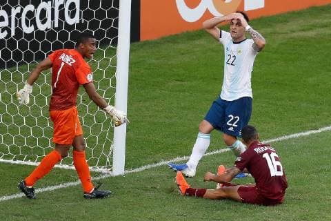 Fußball, Copa America, Venezuela - Argentinien Argentinian Lautaro Martinez (C) reacts after losing a goal during the Copa America 2019 quarter-finals soccer match between Venezuela and Argentina, at Maracana Stadium in Rio de Janeiro, Brazil, 28 June 2019. Venezuela vs. Argentina !ACHTUNG: NUR REDAKTIONELLE NUTZUNG!  Copyright: xJulioxCesarxGuimaraesx SCA2182 20190628-636973557451013171