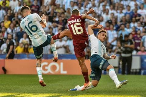 Fußball, Copa America, Venezuela - Argentinien Venezuela vs Argentina RIO DE JANEIRO, RJ - 28.06.2019: VENEZUELA VS ARGENTINA - Rosales takes the ball during a match between Venezuela and Argentina, valid for the quarterfinals of the Copa America 2019, held this Friday (28) at the Maracanã Stadium in Rio de Janeiro, RJ. (Photo: Nayra Halm Fotoarena) x1754681x  NayraxHalm