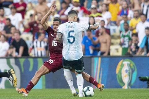 Fußball, Copa America, Venezuela - Argentinien Venezuela vs Argentina RIO DE JANEIRO, RJ - 28.06.2019: VENEZUELA VS ARGENTINA - R. Rosales Altuve and Leandro Paredes during a match between Venezuela and Argentina, valid for the quarterfinals of the Copa América 2019, held this Friday (28) at the Maracanã Stadium, in Rio de Janeiro, RJ. (Photo: Celso Pupo Fotoarena) x1754697x  CelsoxPupo